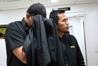 Koperal Azizol Affendi Rusli (kiri) didenda RM4,000 oleh Mahkamah Sesyen Kuala Terengganu hari ini kerana menerima wang rasuah untuk tidak menahan suspek narkotik. Foto Bernama