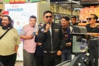 Rosyam Nor membawa rakan media melawat sekitar pasar raya di ST Rosyam Mart Jakel Square, Kuala Lumpur.