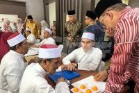 Tengku Mohamad Rizam (belakang, tengah) melawat banglo wakaf yang disediakan kepada golongan buta untuk mengaji al-Quran. Foto Sinar Harian/ Adila Sharinni Wahid