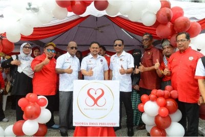 Mohd Hafizal menyempurnakan gimik pelepasan belon udara sempena perasmian Cawangan KESS Shah Alam. FOTO: Mohd Halim Abdul Wahid 