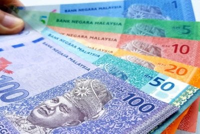 Ringgit ditutup pada paras RM3.97 berbanding dolar AS. Gambar hiasan