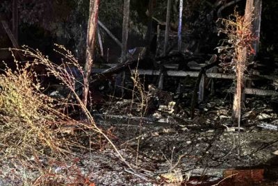 Pasukan penyelamat menemui mayat mangsa di bahagian depan rumah selepas api berjaya dipadam.