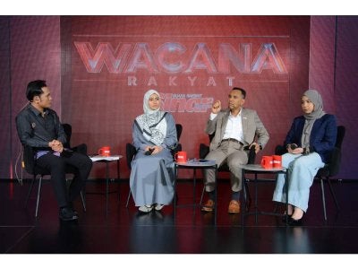 Dari kiri: Ismail bersama Anis Annisa, Mohamad Fazli dan Mashitah dalam Wacana Rakyat Sinar bertajuk 'Nak Naik Haji, Tapi Tak Mahu Usaha' di Studio F Karangkraf pada Rabu.