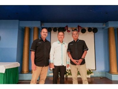 Dari kiri ke kanan: Azuan ZackryAli, Naib Presiden, Kewangan Islam CapBay; Datuk Seri Dr. Hj. Arifuddin Mohamed Shah, Presiden PKIF, dan Aminbasha Basharudin, Pengurus Besar, Pakar Industri CapBay