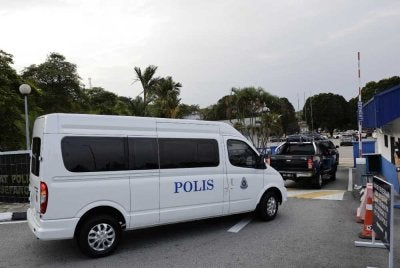 Polis mengawal ketat tiga individu dikehendaki selepas tiba di KLIA sebelum dibawa ke IPD Sepang pada Rabu.