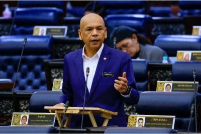 Armizan ketika sesi pertanyaan-pertanyaan dan jawab lisan pada Mesyuarat Pertama, Penggal Kelima Parlimen ke-15 Dewan Rakyat di Bangunan Parlimen pada Rabu. Foto Bernama