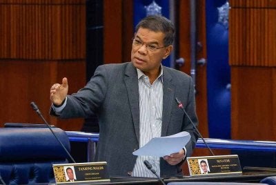 Menteri Dalam Negeri Senator, Datuk Seri Saifuddin Nasution Ismail ketika sesi pertanyaan- pertanyaan dan jawab lisan pada Mesyuarat Pertama, Penggal Kelima Parlimen ke-15 Dewan Rakyat di Bangunan Parlimen hari ini. Foto Bernama