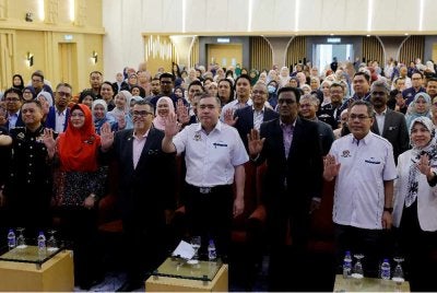 Anthony (depan, tengah) bergambar bersama kakitangan Kementerian Pengangkutan pada Majlis Amanat Tahun Baharu 2026 kementerian itu di Putrajaya hari ini. Foto Bernama
