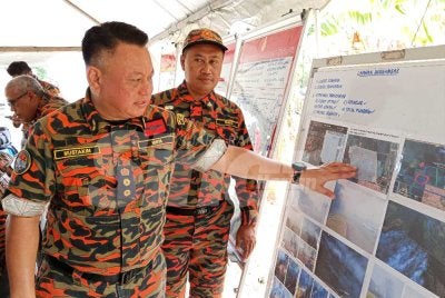 Muhammad Al Mustakim menunjukkan kawasan kebakaran tanah gambut yang sudah berjaya dipadamkan.