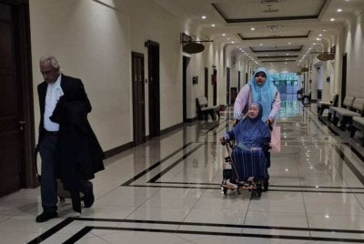 Ansari bersama ahli keluarga Allahyarham Mohd Zahir hadir ke Mahkamah Tinggi Kota Kinabalu.