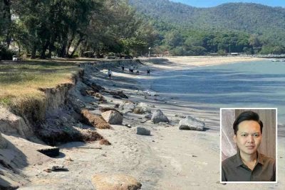 Kesan hakisan pantai yang berlaku di Tanjong Bungah dan Batu Ferringhi. Gambar kecil: Andika