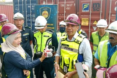 Nik Ezanee ketika sidang akhbar di Pelabuhan Barat di sini pada Rabu.