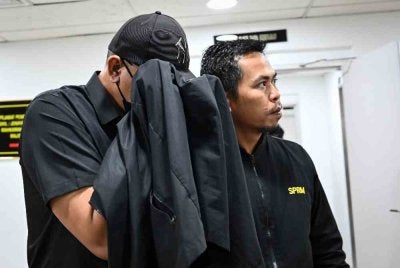 Koperal Azizol Affendi Rusli (kiri) didenda RM4,000 oleh Mahkamah Sesyen Kuala Terengganu hari ini kerana menerima wang rasuah untuk tidak menahan suspek narkotik. Foto Bernama