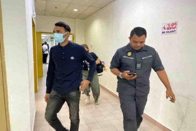 Sultan (kiri) didenda RM1,000 dan diperintah menjalani khidmat masyarakat oleh Mahkamah Sesyen Johor Bahru.