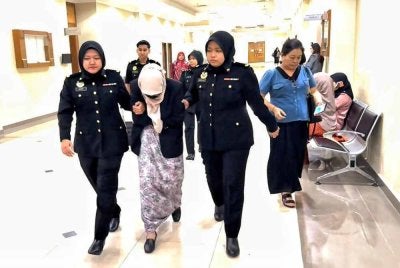 Seorang guru besar sebuah sekolah didenda RM3,500 oleh Mahkamah Sesyen Kuantan pada Rabu selepas mengaku bersalah menggunakan dokumen tuntutan palsu berkaitan projek keceriaan sekolah, dua tahun lalu.