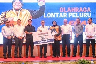 Wan Rosdy (empat dari kiri) menyerah replika cek RM10,000 kepada Nani Sahirah pada Majlis Penyampaian Insentif Kemenangan Atlet Pahang di Sukan SEA Ke-33 dan Para ASEAN Ke-13 Thailand 2025 di sini pada Rabu.