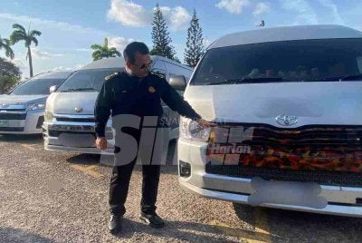 Muhammad Kifli menunjukkan sebahagian daripada van persendirian Thailand yang ditahan di Ibu Pejabat JPJ Negeri Kelantan, Kota Bharu pada Rabu. Foto: SINAR HARIAN/HAZELEN LIANA KAMARUDIN