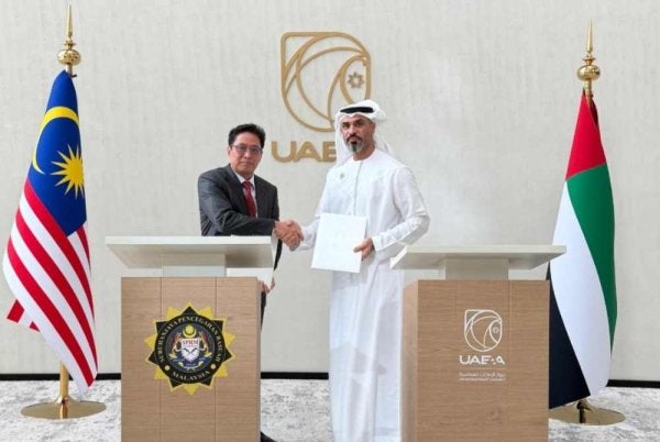 Azam memeterai MoU dengan UAEAA dalam usaha pencegahan dan pembanterasan rasuah termasuk penggunaan AI dalam siasatan kewangan. Foto SPRM