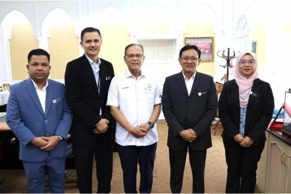 Mohd Shukor (dua dari kanan) bergambar bersama Wan Rosdy (tengah) di pejabatnya pada Selasa. Foto SPRM Pahang.