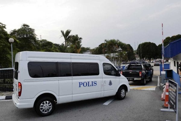Polis mengawal ketat tiga individu dikehendaki selepas tiba di KLIA sebelum dibawa ke IPD Sepang pada Rabu.