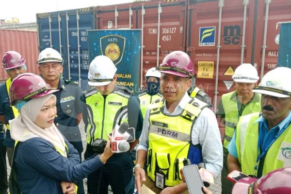 Nik Ezanee (dua dari kanan) ketika sidang akhbar di Pelabuhan Barat pada Rabu.