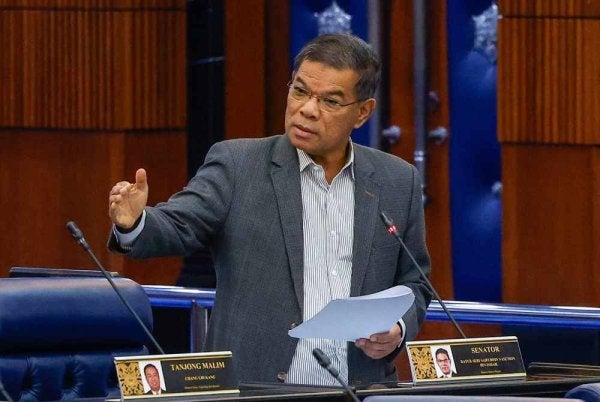 Menteri Dalam Negeri Senator, Datuk Seri Saifuddin Nasution Ismail ketika sesi pertanyaan- pertanyaan dan jawab lisan pada Mesyuarat Pertama, Penggal Kelima Parlimen ke-15 Dewan Rakyat di Bangunan Parlimen hari ini. Foto Bernama