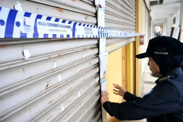 Seorang anggota penguat kuasa MPKS melakukan tindakan sitaan dalam operasi itu pada Selasa.