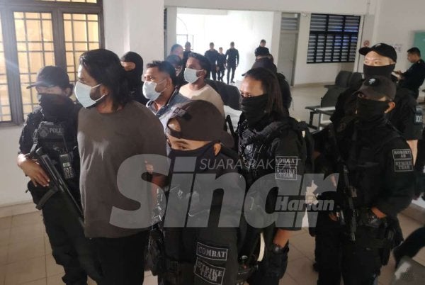 Tiga lelaki yang didakwa terlibat dalam kumpulan jenayah jenayah terancang Geng Captain Praba dituduh di Mahkamah Sesyen Sepang pada Rabu.