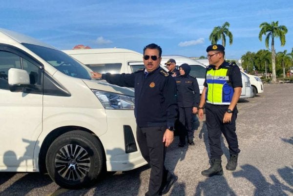 Muhammad Kifli (kiri) menunjukkan sebahagian daripada van persendirian Thailand yang ditahan di Pejabat JPJ Negeri Kelantan, Kota Bharu pada Rabu. Foto Sinar Harian/Hazelen Liana Kamarudin 