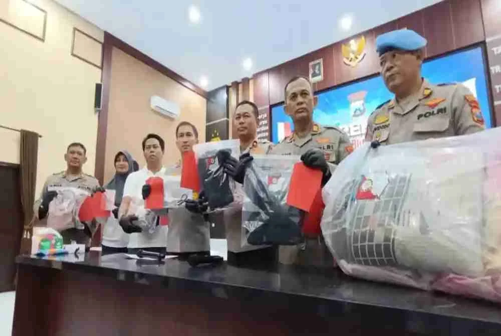 Pihak berkuasa menunjukkang barang bukti kes pembunuhan tersebut. Foto: Agensi