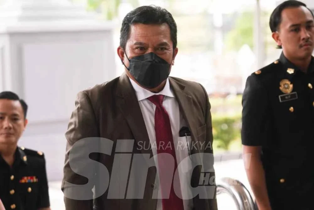 Mohd Razali (tengah) tiba di Mahkamah Sesyen Kuala Lumpur pada jam 8.30 pagi Khamis, bagi menghadapi pertuduhan rasuah. Foto Rosli Talib