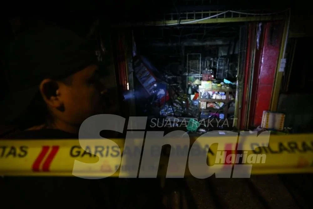 Kebakaran berjaya dikawal pada jam 9.30 malam pada Rabu dengan anggaran kemusnahan 80 peratus.