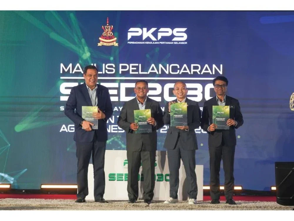 Mohamad Khairil (dua dari kanan) dan Amirudin serta tetamu yang hadir menunjukkan buku Pelan Transformasi Agribisnis 2026–2030 (SEED 2030). / Foto: MOHD HALIM ABDUL WAHID