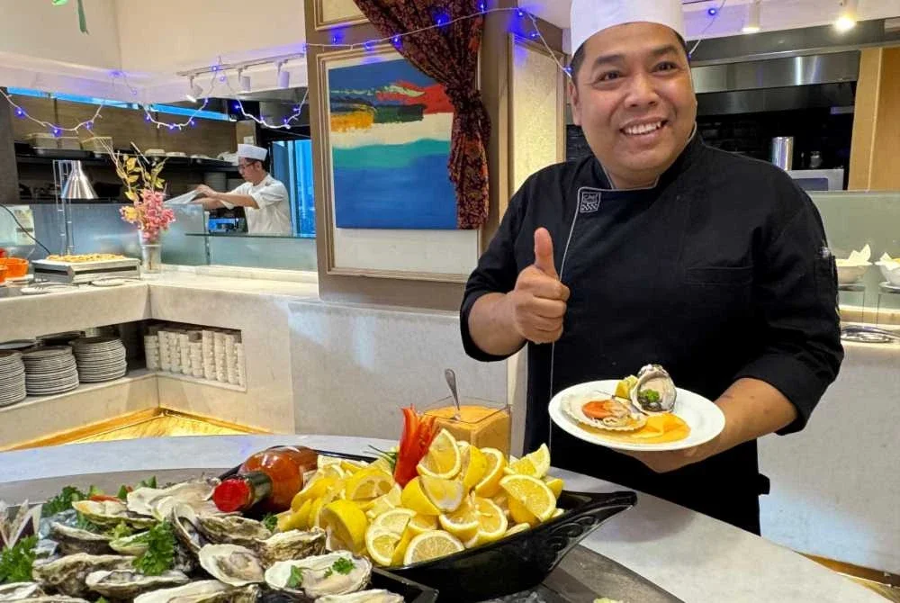 Sous Chef, Norhadi Zainuri menunjukkan makanan laut segar yang dihidangkan.