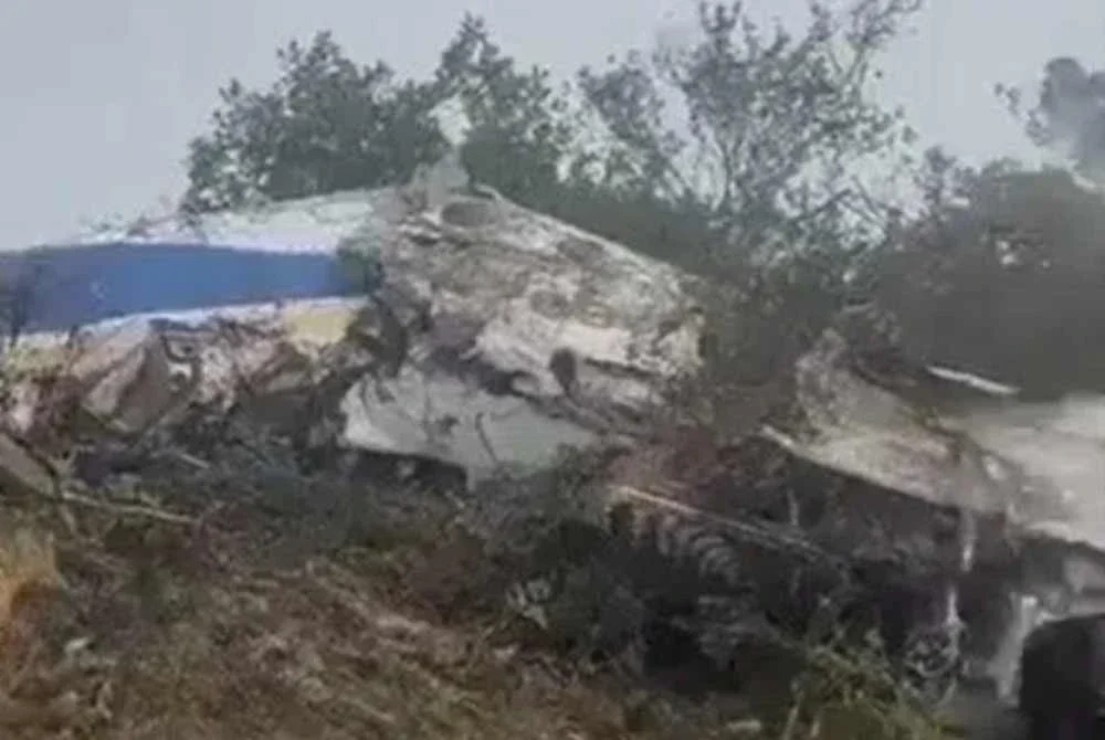  Seramai 15 individu apabila sebuah pesawat kecil jenis Beechcraft 1900 terhempas di timur laut Colombia. 