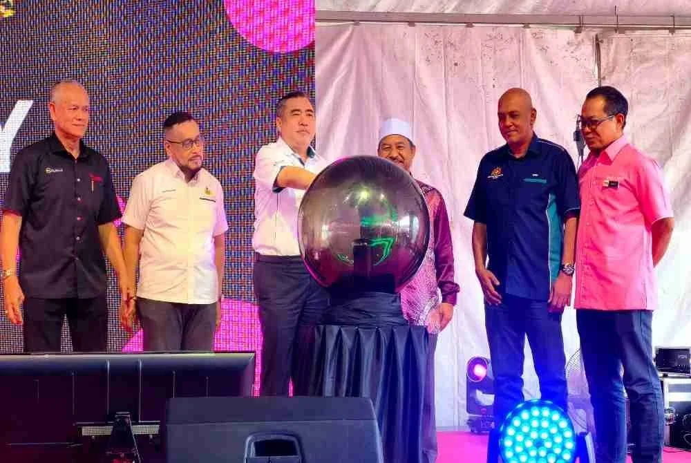 Anthony (tiga dari kiri) merasmikan Majlis Pelancaran Program Transformasi Perkhidmatan Bas Berhenti-Henti Bas.My di pekarangan Stadium Sultan Muhammad IV, Kota Bharu pada Khamis dan hadir sama ialah Mohd Nassuruddin (tiga dari kanan).