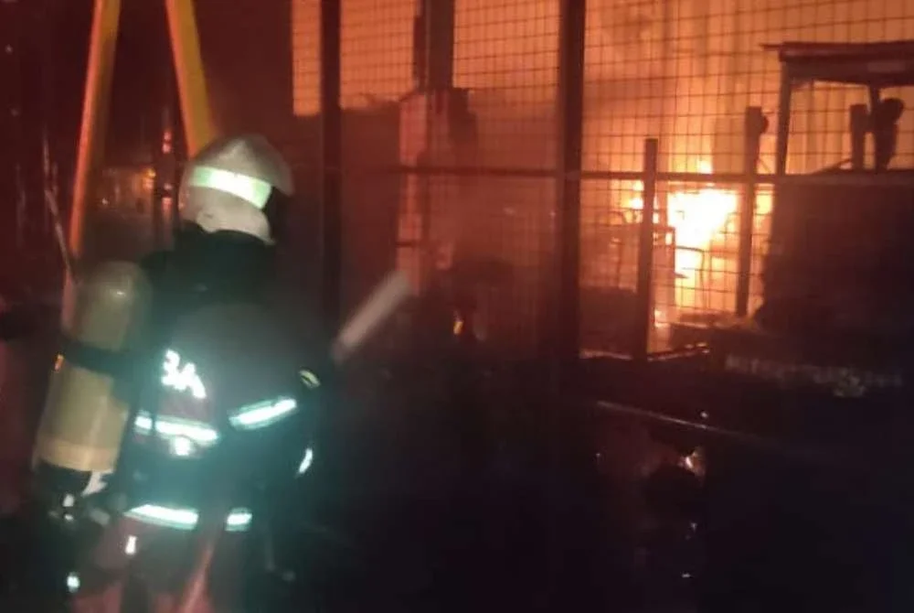 Anggota bomba memadamkan kebakaran di lokasi kejadian.