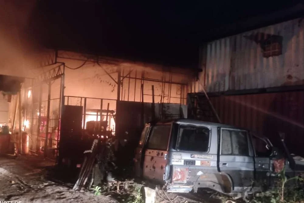 Dua bengkel musnah dalam kebakaran pada awal pagi Khamis.