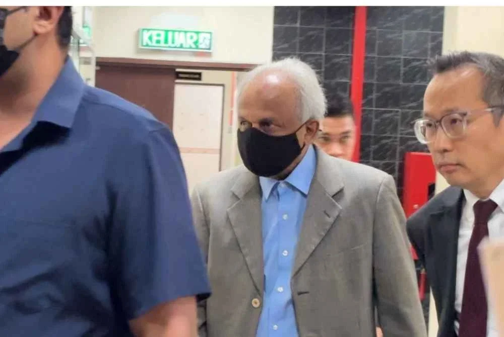 Tertuduh (tengah) diiringi peguamnya ketika hadir ke Mahkamah Butterworth pada Khamis.