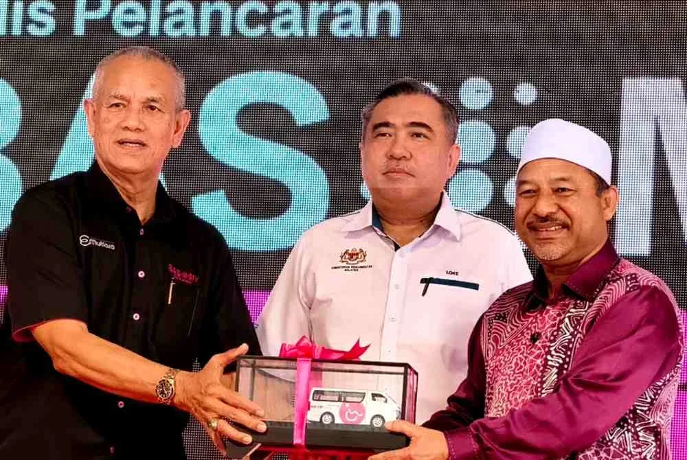 Anthony (tengah) pada Majlis Pelancaran Program Transformasi Perkhidmatan Bas Berhenti-Henti Bas.My di pekarangan Stadium Sultan Muhammad IV, Kota Bharu pada Khamis dan hadir sama ialah Mohd Nassuruddin (kanan) dan Che Ibrahim.