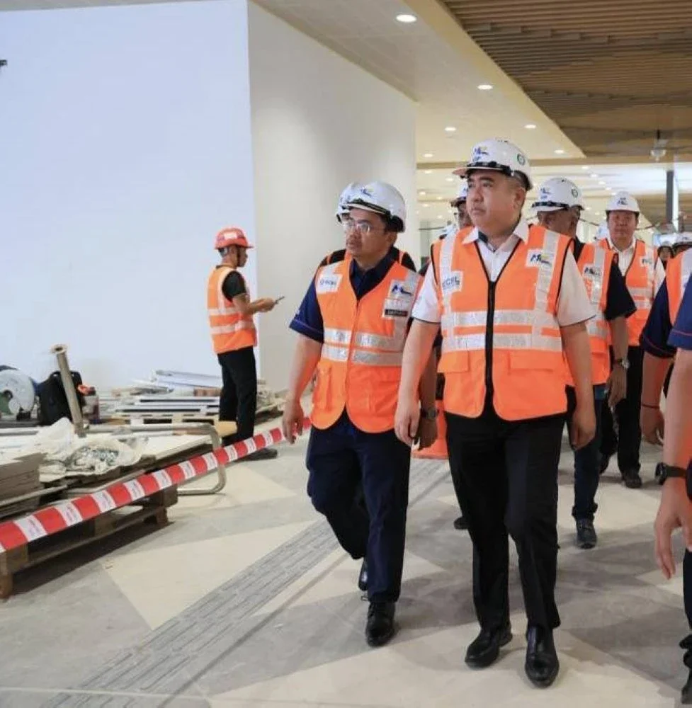 Anthony (kanan) bersama Darwis mengadakan lawatan ke Stesen ECRL Kota Bharu di Tunjong, Kota Bharu pada Khamis.