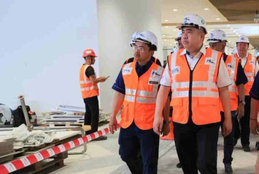 Anthony (kanan) bersama Darwis mengadakan lawatan ke Stesen ECRL Kota Bharu di Tunjong, Kota Bharu pada Khamis.