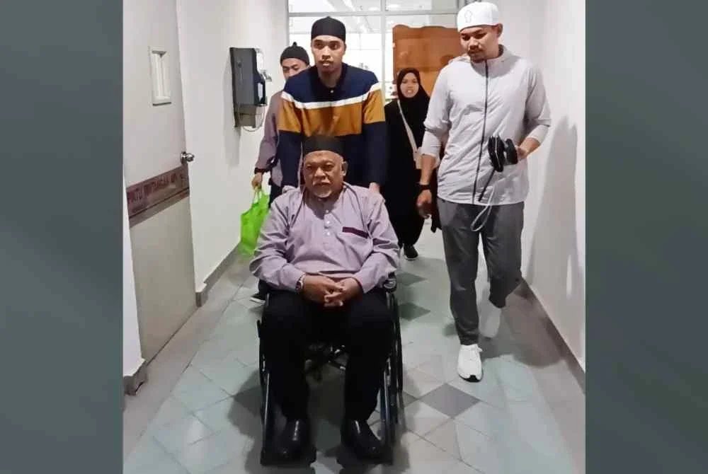 Nasiruddin berkerusi roda hadir ke Mahkamah Sesyen Shah Alam bagi prosiding kes AMLA pada Khamis.