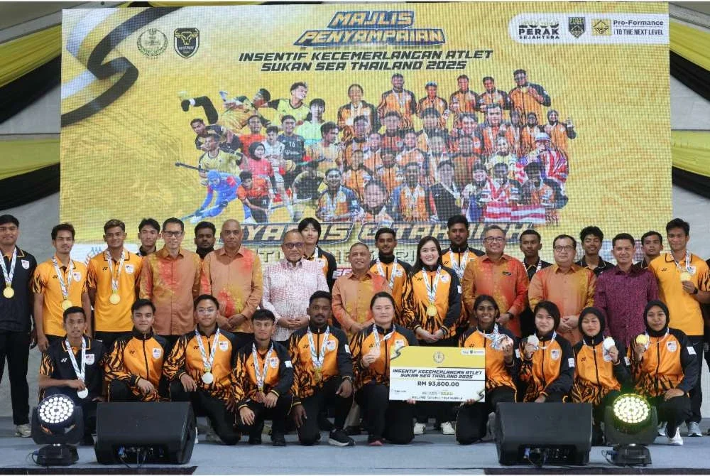 Saarani (berdiri, tengah) bersama atlet anak Perak yang melakar kejayaan meraih pingat di pentas Sukan SEA Thailand 2025.