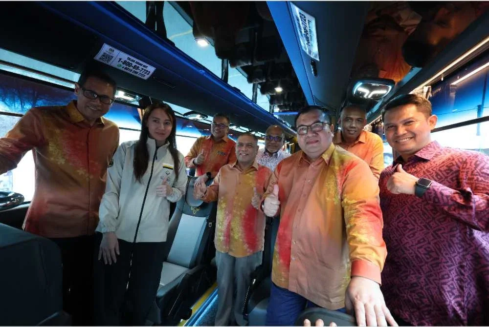 Saarani (tengah) meninjau bas baharu Majlis Sukan Negeri (MSN) Perak sempena Penyampaian Watikah Pelantikan Ketua Kontinjen Sukan Malaysia (SUKMA) 2026 dan Insentif Kecemerlangan Atlet Negeri Perak di Stadium Indera Mulia, Ipoh pada Khamis.