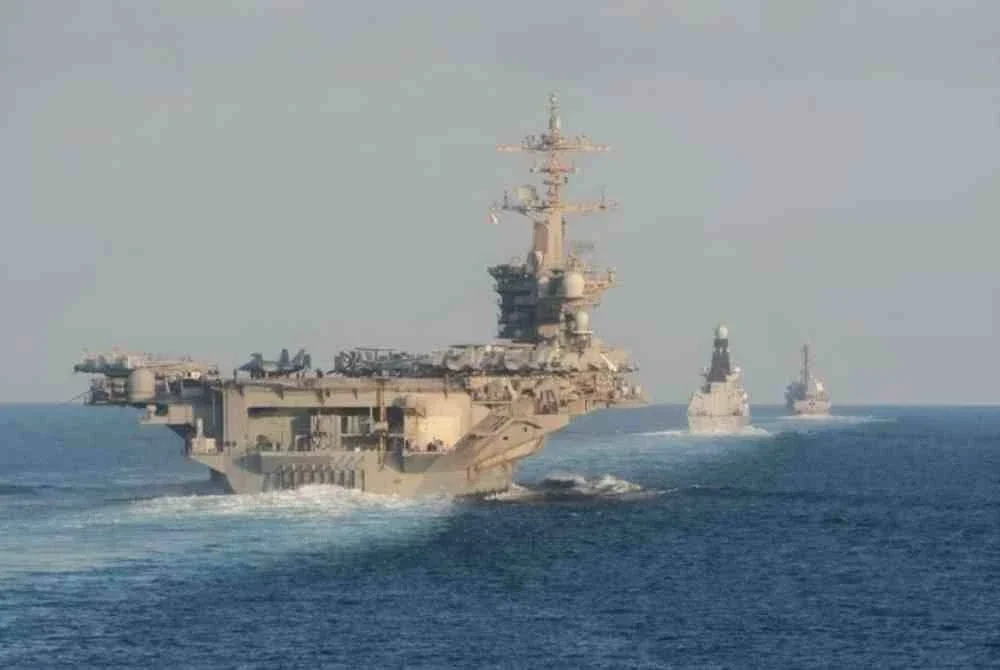 Kumpulan kapal induk, USS Abraham Lincoln bersama tiga kapal pemusnah dan jet pejuang halimunan, F-35C. - Foto Agensi
