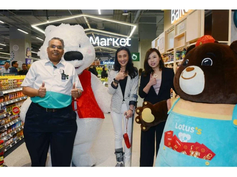 Neil Gurusamy (kiri) bersama Yong (kanan) dan Zetty (tengah) ketika ditemui selepas perasmian Meet Your Jiran Baru - Experience the New Lotus’s Datum Jelatek! di Lotus's Datum Jelatek pada Sabtu.
