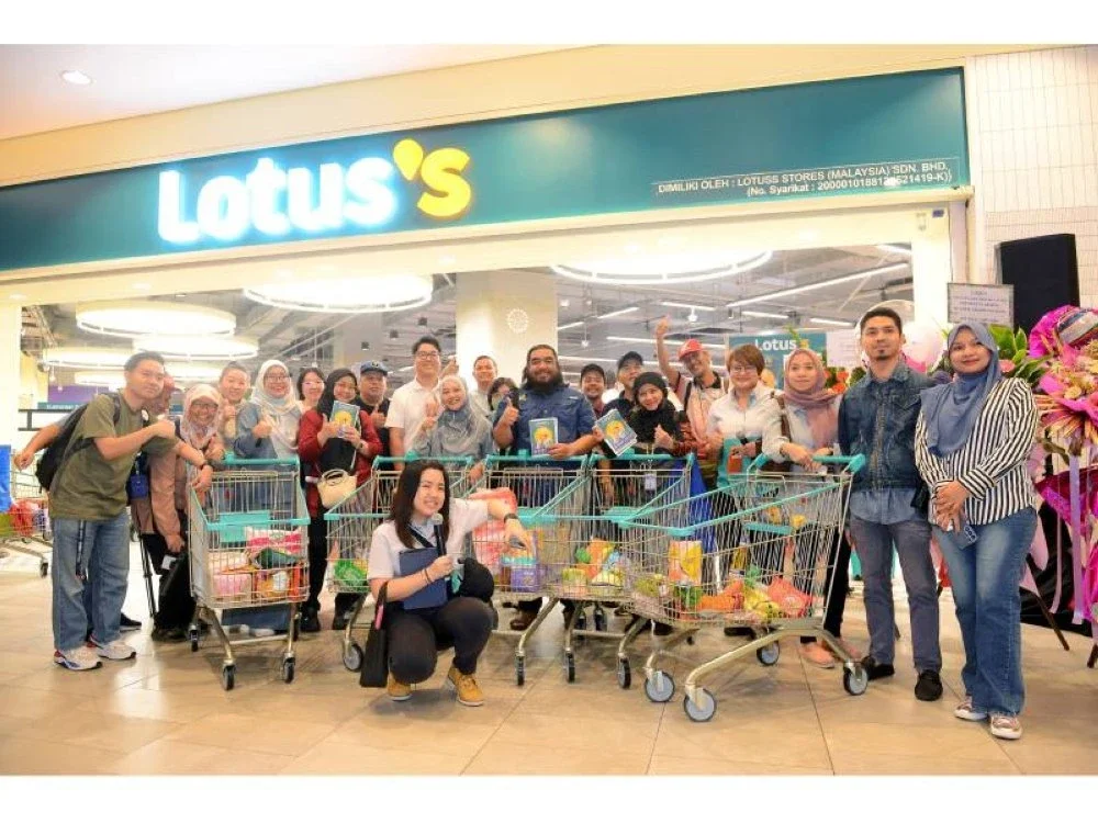 Petugas media bergambar bersama wakil Lotus’s Malaysia selepas selesai sesi acara penglibatan pengalaman media di Lotus's Datum Jelatek pada Sabtu.