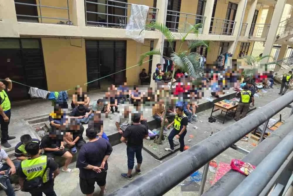 Daripada 63 pekerja warga asing yang diperiksa, 30 daripadanya didapati tidak memiliki dokumen perjalanan diri serta permit kerja yang sah. Foto ihsan polis