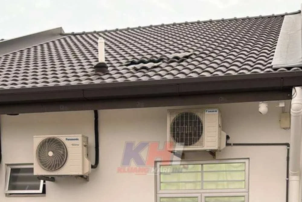 Keadaan bumbung rumah mangsa yang ditebuk individu tidak dikenali di Taman Kluang Perdana di sini, Selasa lalu. Foto KHI